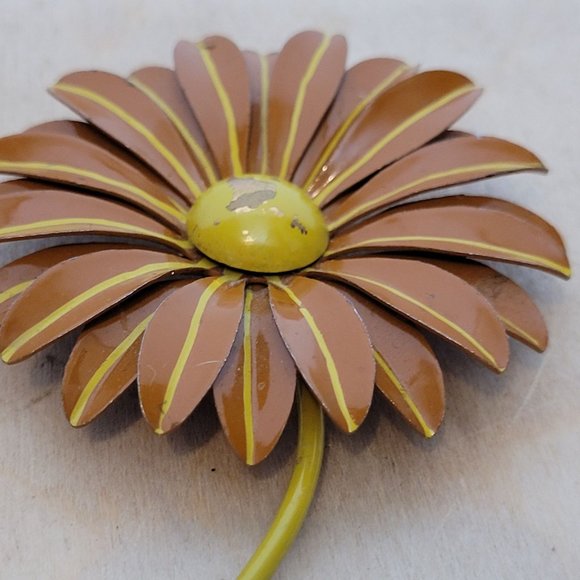 Vintage Mod Flower Daisy Pin Brown Yellow Metal 3 Inch 70s Retro - Picture 3 of 8